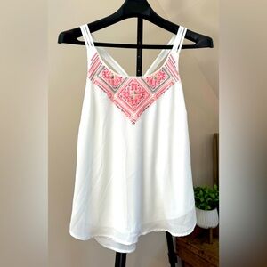 Maurice’s / Medium / Embroidered Front Panel Top